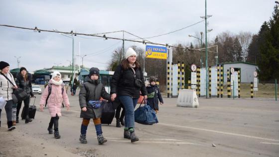 Ukrainian refugees walking across the border